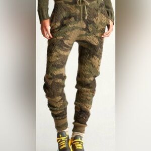 POLO BY RALPH LAUREN
CAMOUFLAGE CABLE JOGGER
SIZE MEDIUM
